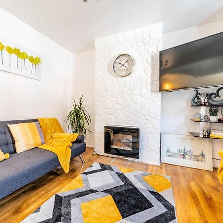 Stylish 3-Bed Terraced House With Wi-Fi Apartment Chatham  Exterior foto