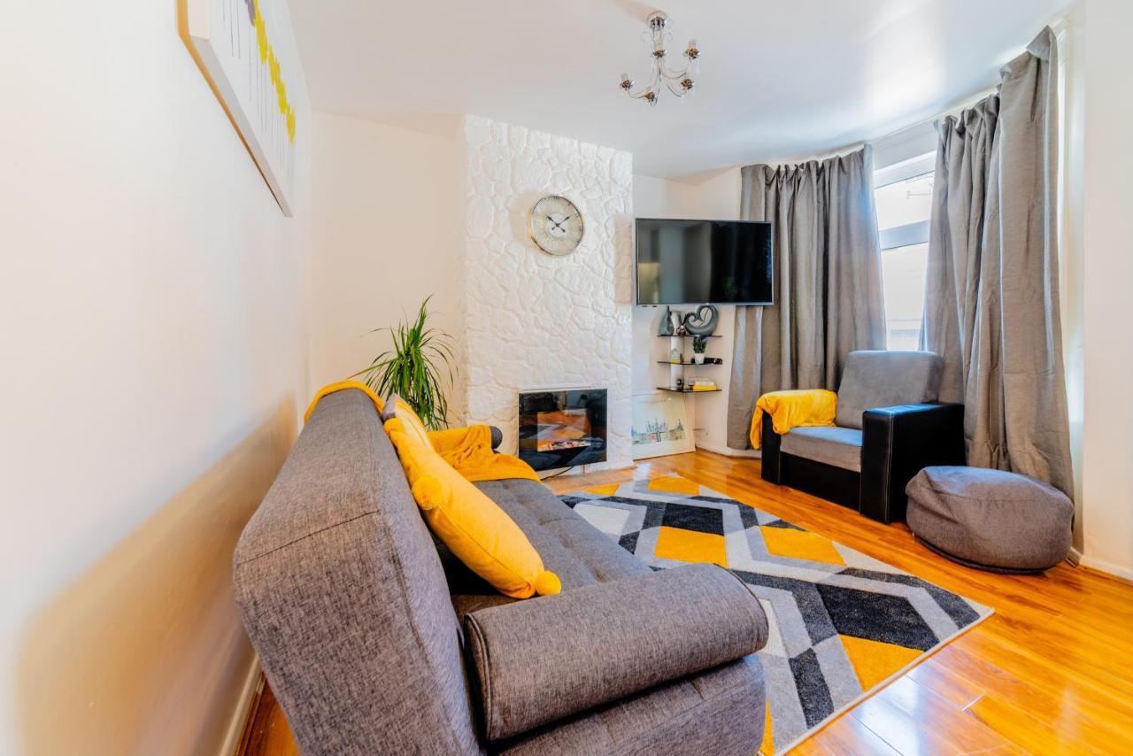 Stylish 3-Bed Terraced House With Wi-Fi Apartment Chatham  Exterior foto