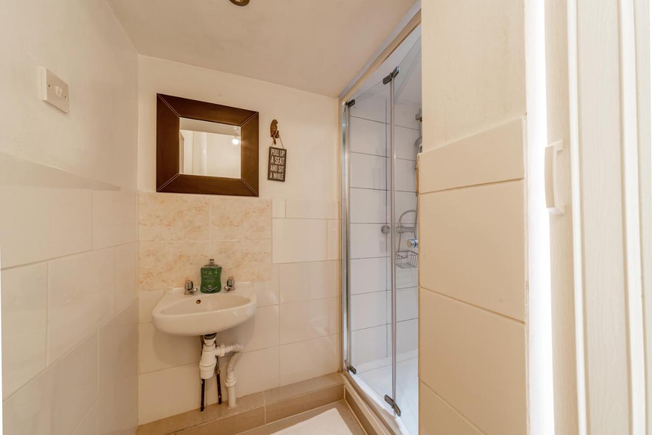 Stylish 3-Bed Terraced House With Wi-Fi Apartment Chatham  Exterior foto