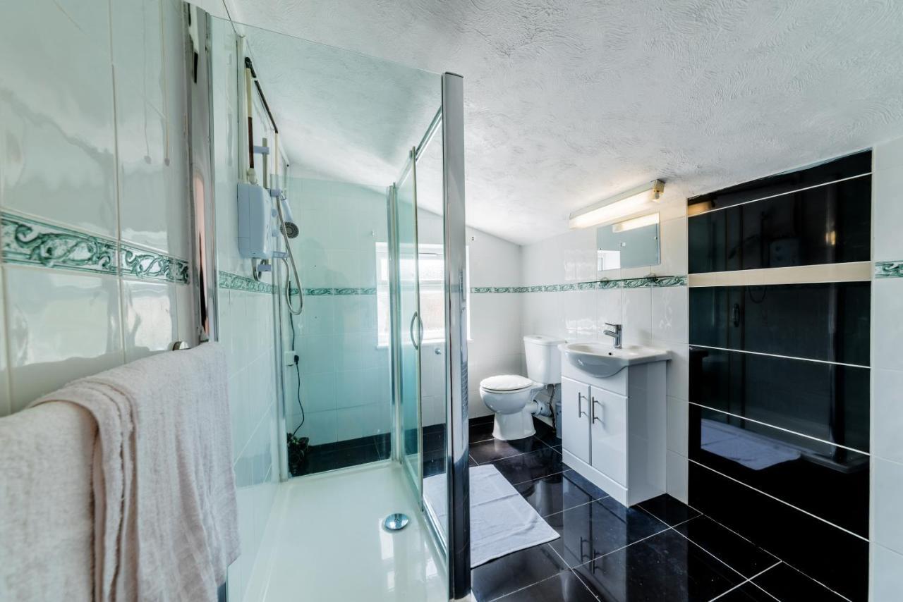 Stylish 3-Bed Terraced House With Wi-Fi Apartment Chatham  Exterior foto