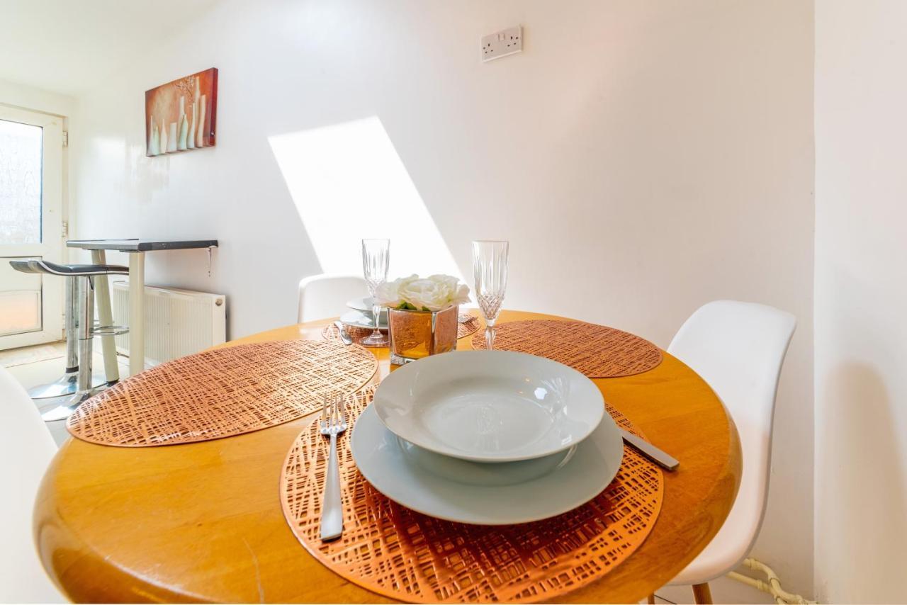 Stylish 3-Bed Terraced House With Wi-Fi Apartment Chatham  Exterior foto