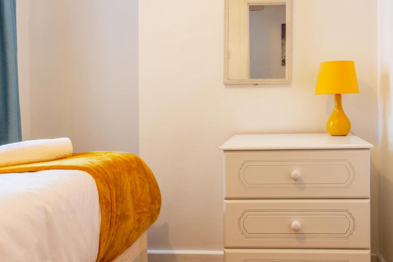 Stylish 3-Bed Terraced House With Wi-Fi Apartment Chatham  Exterior foto