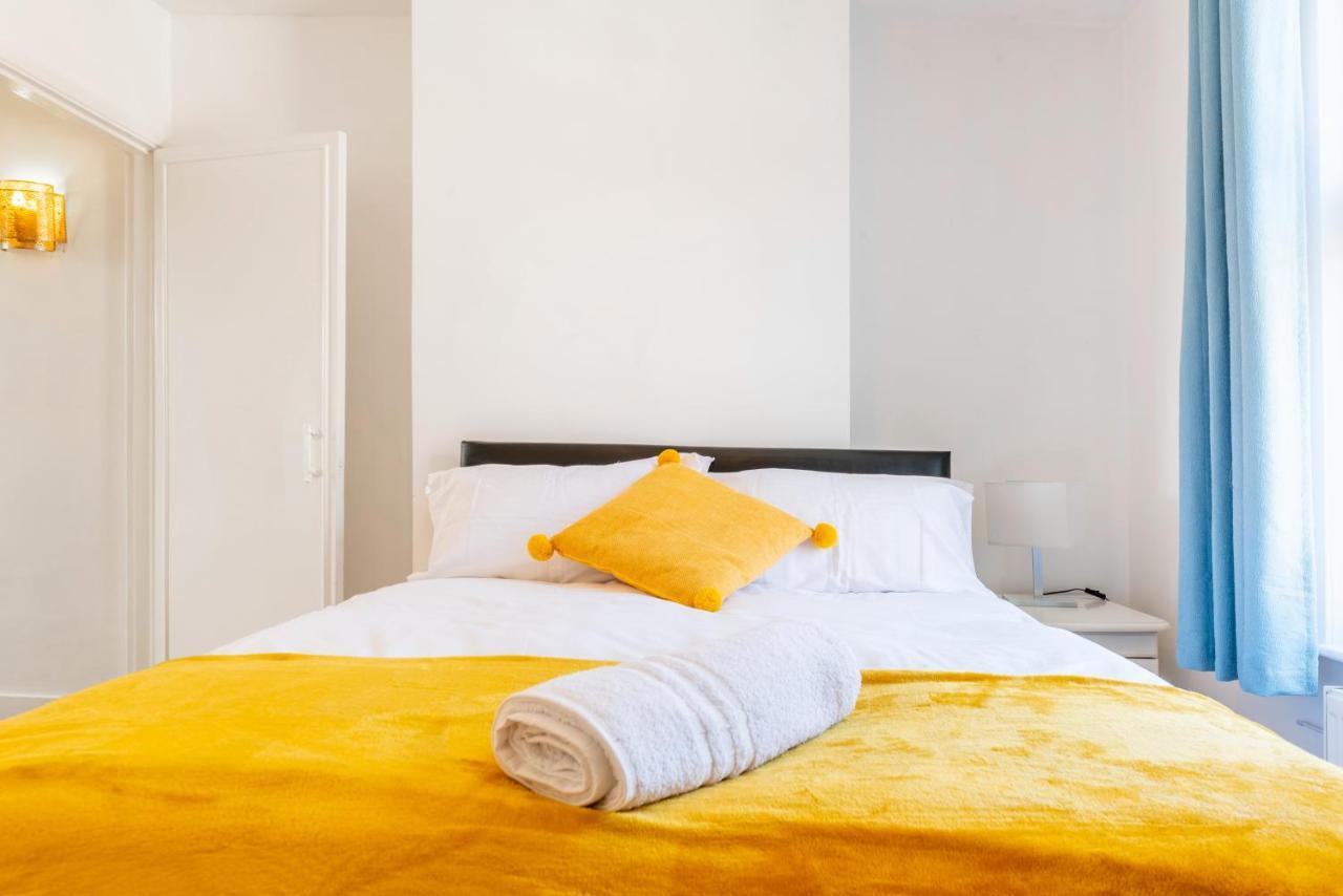 Stylish 3-Bed Terraced House With Wi-Fi Apartment Chatham  Exterior foto