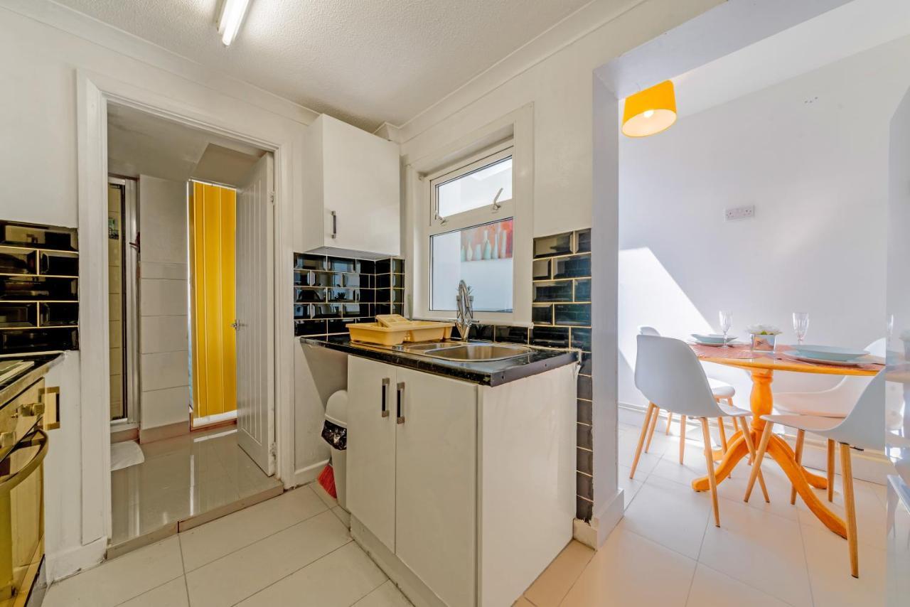 Stylish 3-Bed Terraced House With Wi-Fi Apartment Chatham  Exterior foto