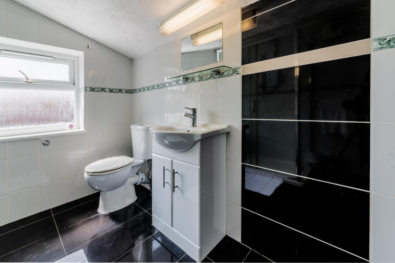 Stylish 3-Bed Terraced House With Wi-Fi Apartment Chatham  Exterior foto