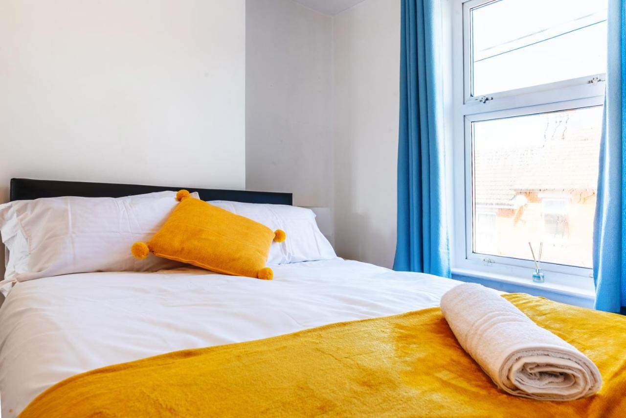 Stylish 3-Bed Terraced House With Wi-Fi Apartment Chatham  Exterior foto